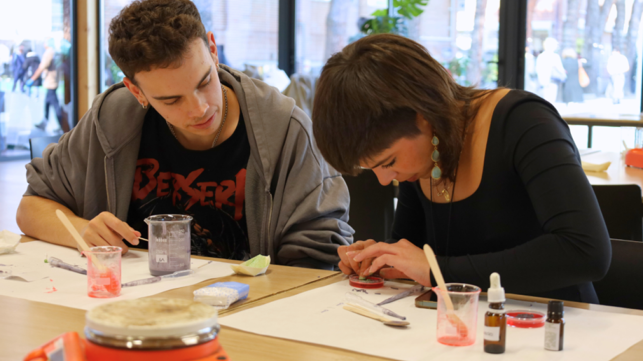 Alumnos del Grado Nutrición, Farmacia y Enfermería de la UFV realizarán un taller práctico para elaborar jabones inspirados en cultivos microbiológicos.