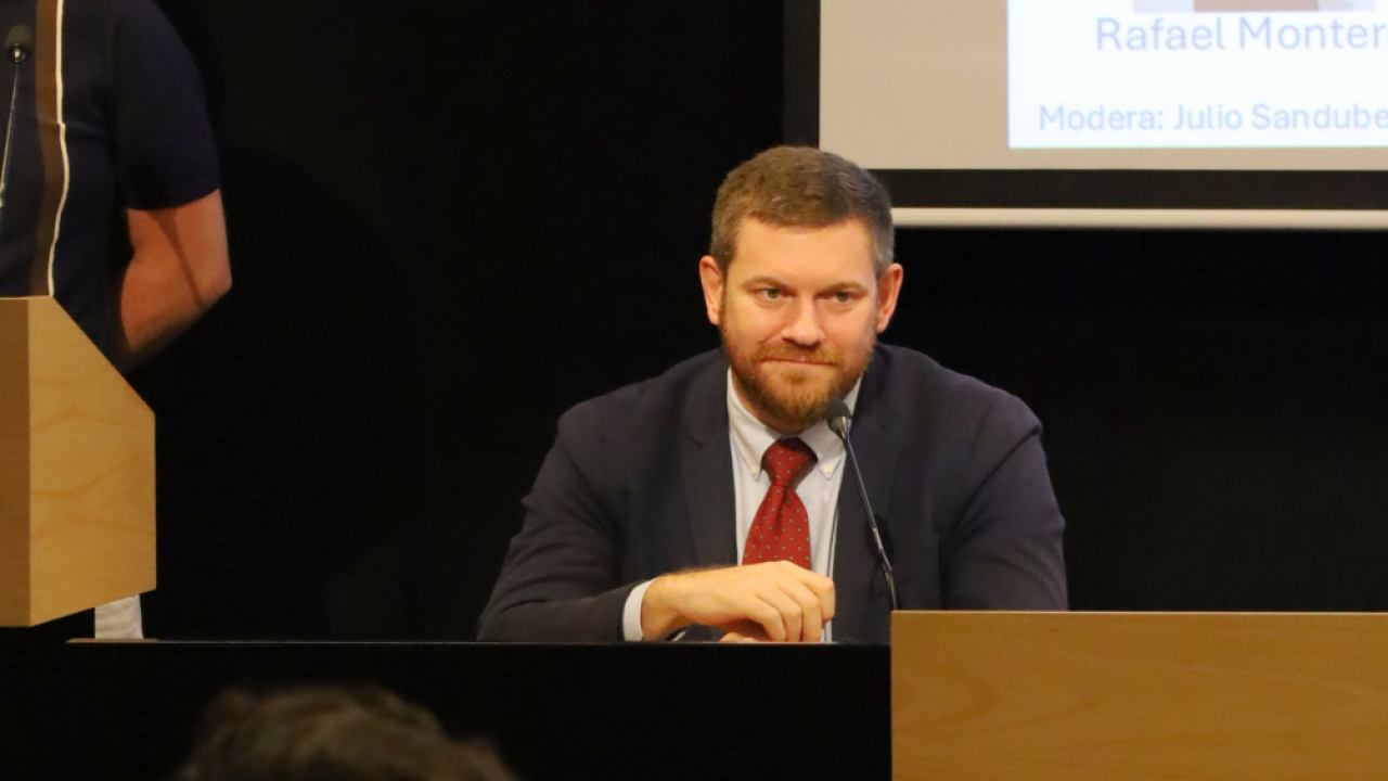 Mesa redonda con expertos del ámbito universitario, empresarial y eclesial para analizar el impacto de la inteligencia artificial.