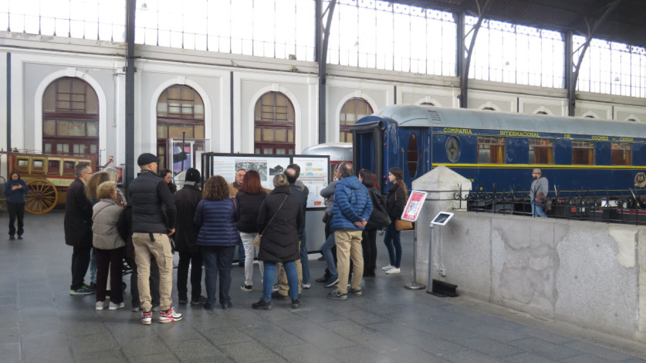 Visitantes en la cabecera de andenes de la estación de delicias, sede del Museo.