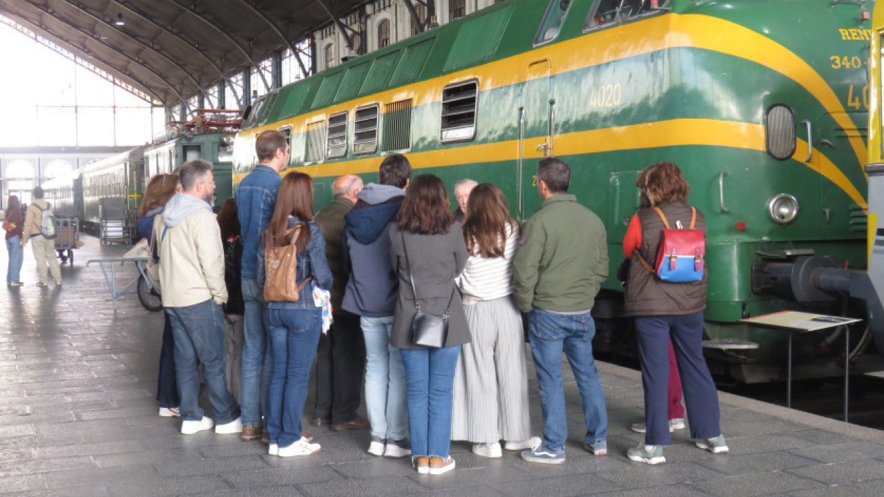 Visitantes en el andén central frente a la locomotora diésel RENFE 4020 