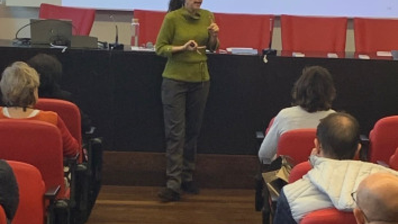 En la imagen, tomada durante una conferencia ofrecida al público asistente, una compañera de AEMET explica la importancia de las colaboraciones de la Agencia con organismos internacionales.