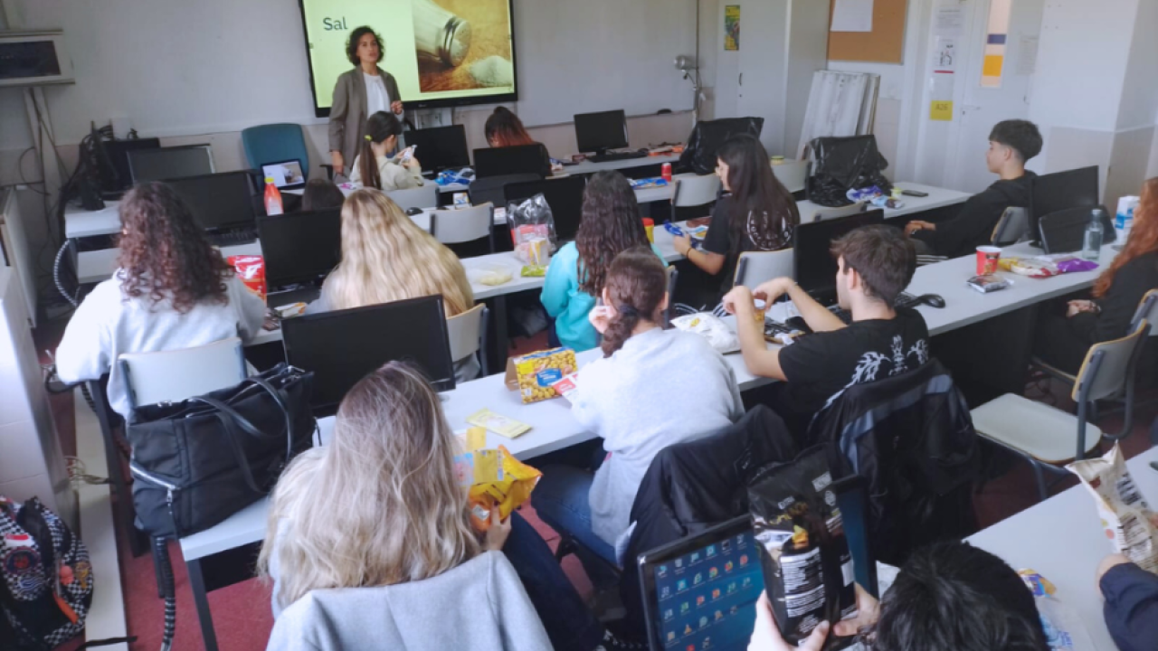 Los alumnos de FP Nutrición del IES Mirasierra aprendieron a interpretar y entender los etiquetados de alimentos para elegir opciones más saludables y reducir el consumo de ultraprocesados.