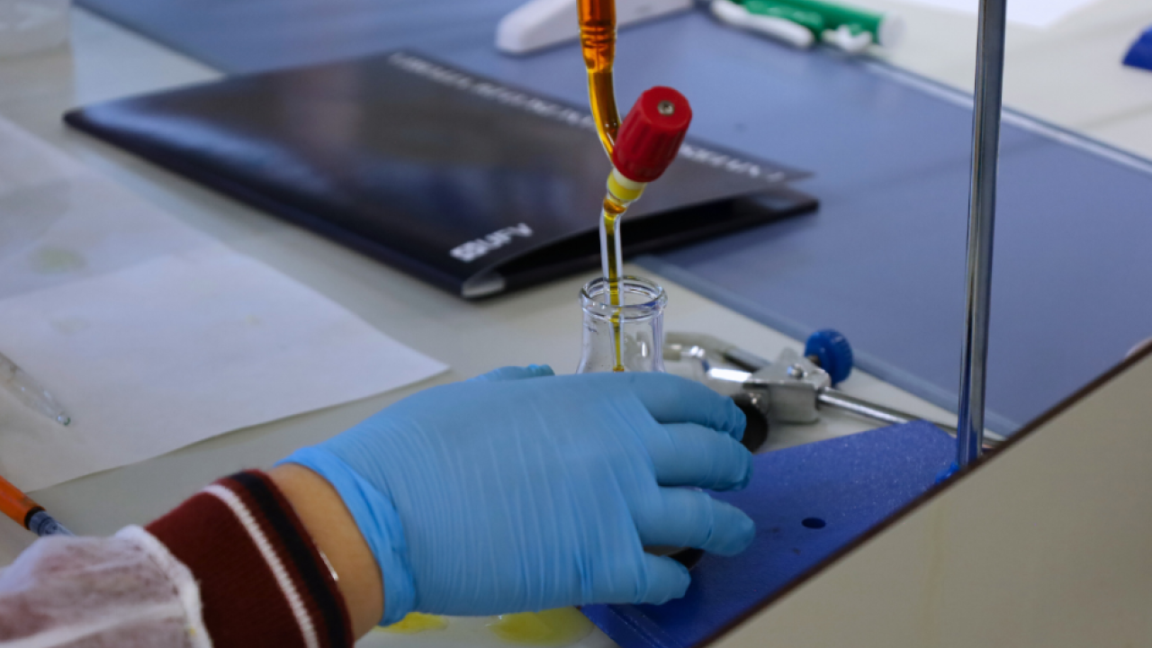 Los alumnos de ESO del colegio Nuestra Señora de las Delicias de Madrid aprendieron a convertir aceites en biodiésel durante este taller de energía sostenible.