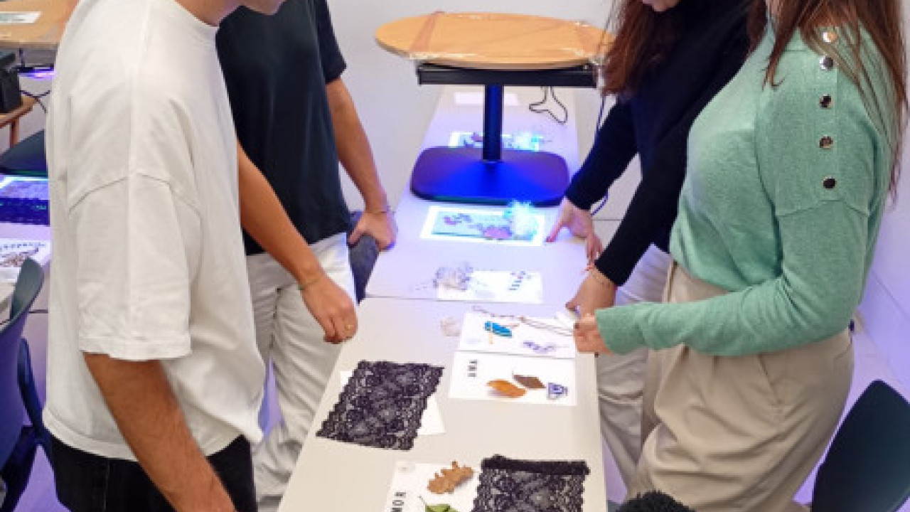 Taller de creación de imágenes combinando ciencia y arte: la técnica de la cianotipia