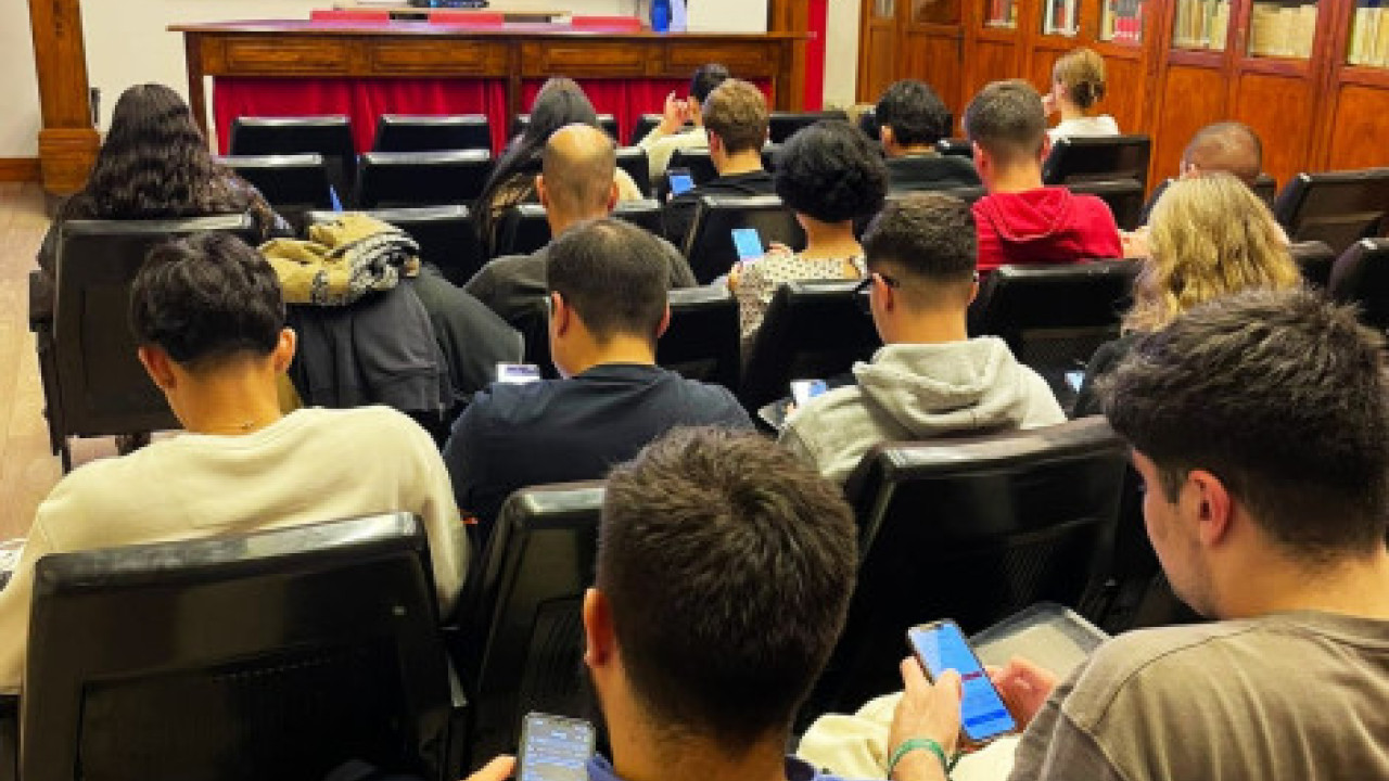 Taller "Bots al servicio del negocio, crea tu propio chatbot inteligente" por Alejandro Echeverría