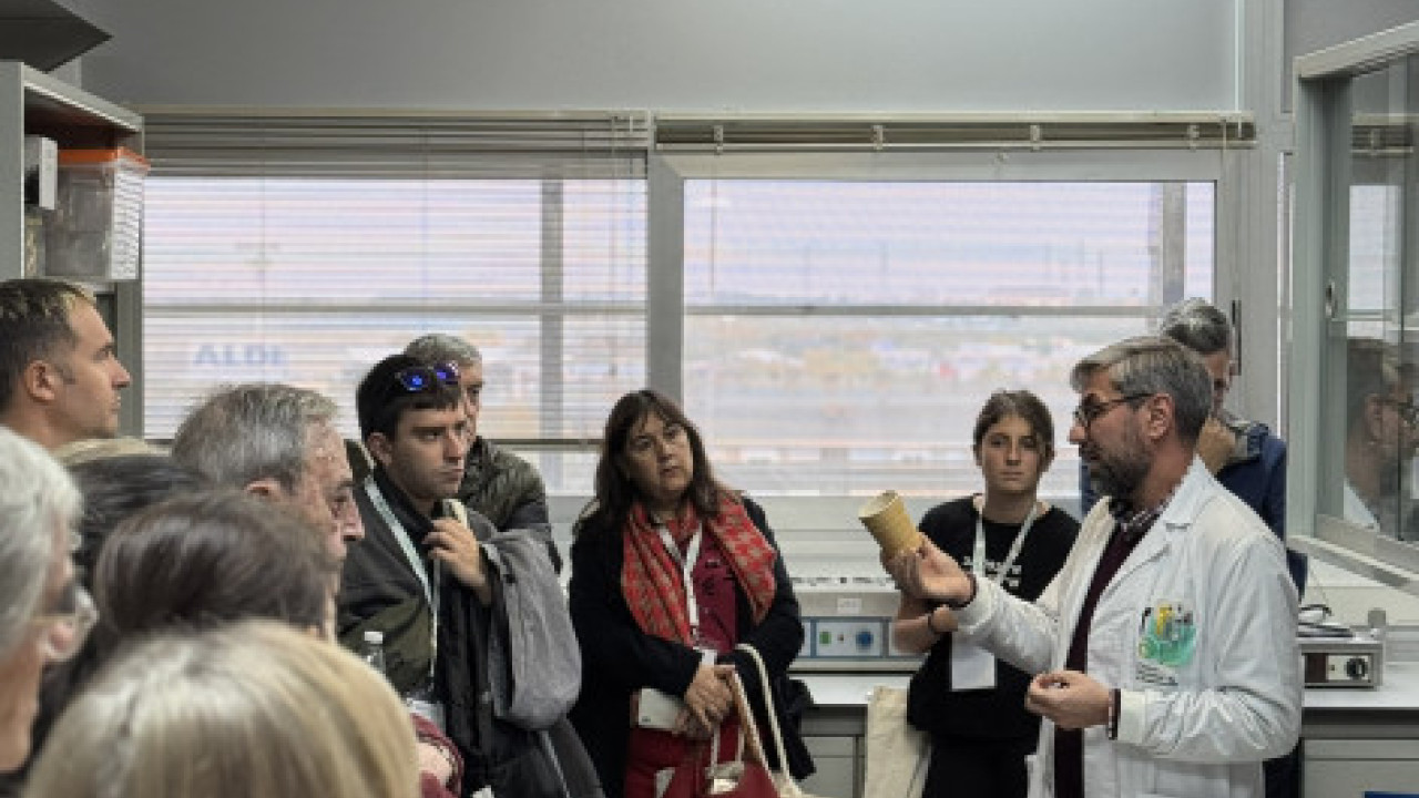 Un investigador explica a los participantes el trabajo desarrollado en el laboratorio de área química