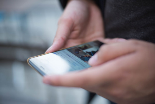 Primer plano de unas manos utilizando un teléfono móvil