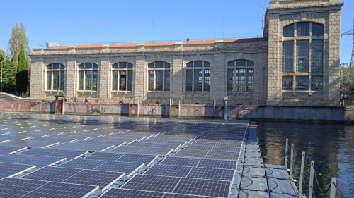 Central hidroeléctrica y paneles solares flotantes