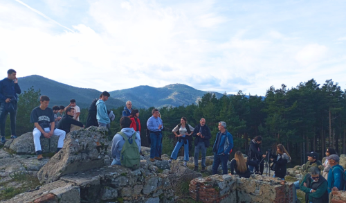 Asistentes a la visita guiada por la historia de la Guerra Civil en la Sierra de Madrid (2023)