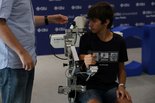Primer plano de un asistente utilizando tecnología de ayuda a la discapacidad