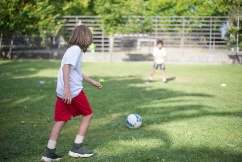 Jóvenes jugando al fútbol