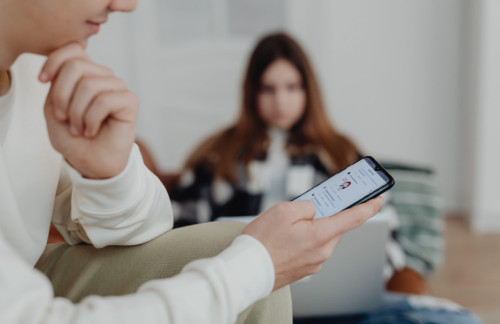 Jóvenes utilizando el móvil
