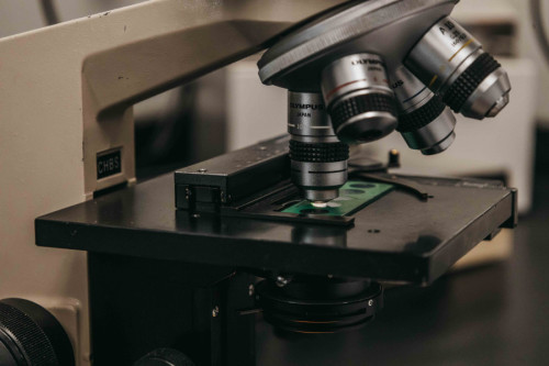 Primer plano de un microscopio