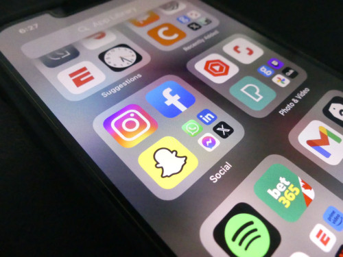 Imagen de la pantalla de un teléfono que muestra los logos de las redes sociales