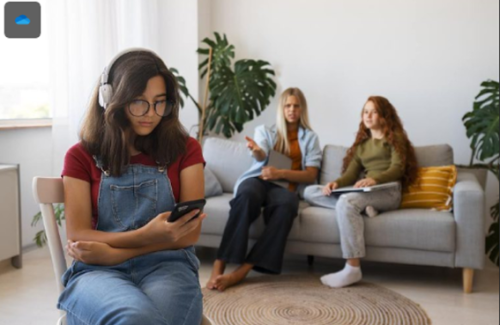 Joven sentada con las piernas cruzadas leyendo aislada de otras