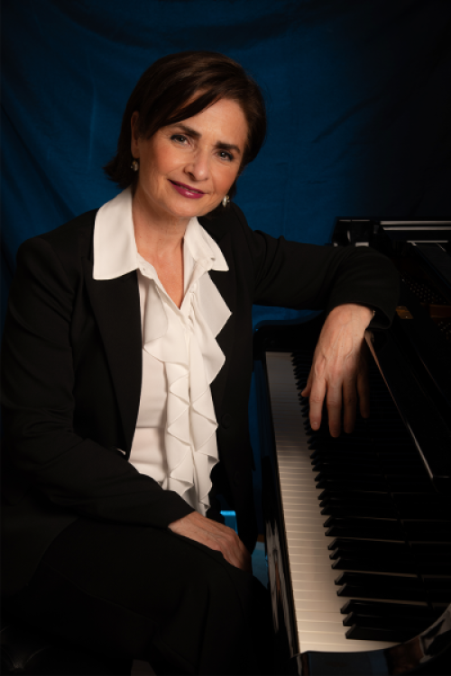 Ana Benavides al piano 