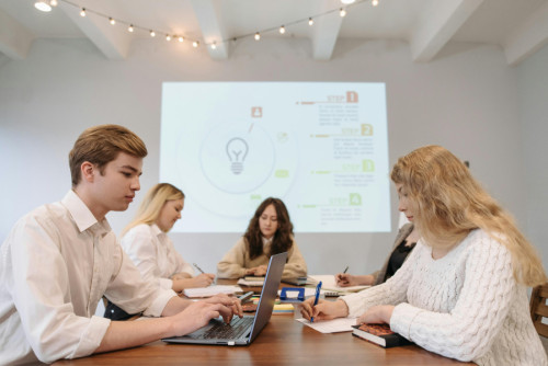 Grupo de personas trabajando en una sala