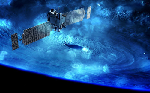 Un satélite frente a un planeta azul en el que hay un ojo de tormenta. Imagen de PIRO en Pixabay