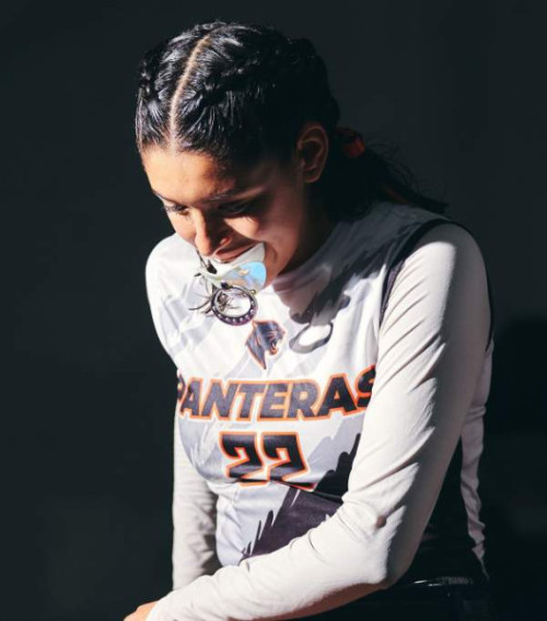 Atleta femenina concentrada