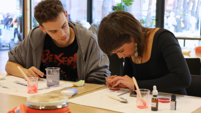 Alumnos del Grado Nutrición, Farmacia y Enfermería de la UFV realizarán un taller práctico para elaborar jabones inspirados en cultivos microbiológicos.